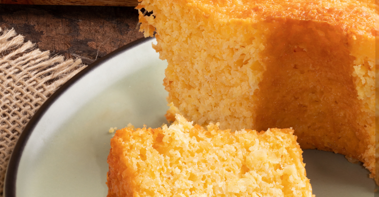O Bolo de Milho Verde é uma opção prática e deliciosa para diversos momentos do seu dia. Ideal para servir no café da manhã, lanche da tarde ou até mesmo como sobremesa. Vamos à receita!